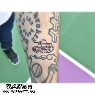 手臂点刺的坦克纹身图案