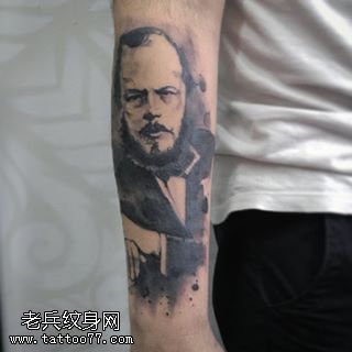 手臂上水墨肖像纹身图案