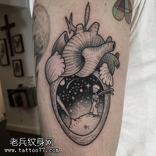手臂上的心脏夜空纹身图案