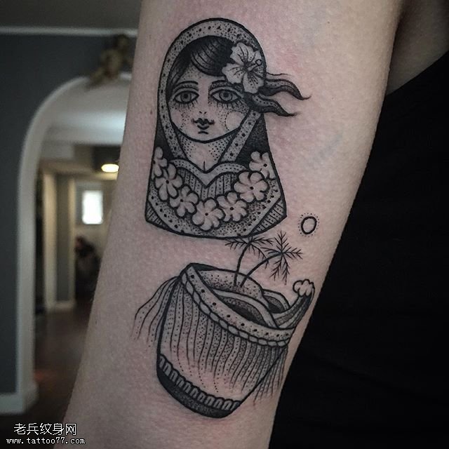 手臂点刺的俄罗斯娃娃纹身图案