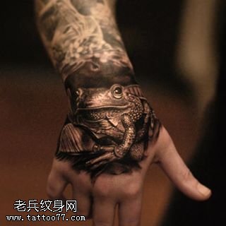 手面上的青蛙纹身图案