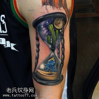 手臂上彩色沙漏纹身图案