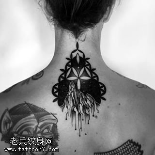 背部黑灰图腾纹身图案