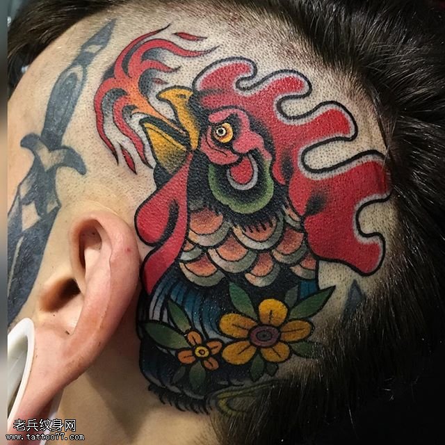 头部的大公鸡纹身图案