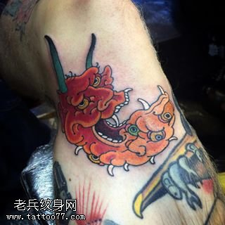 腿部的龙首纹身图案