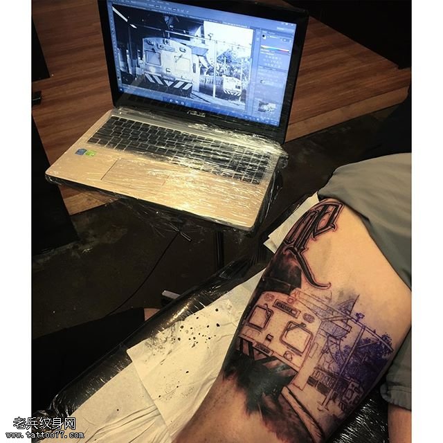 腿部复古的火车纹身图案
