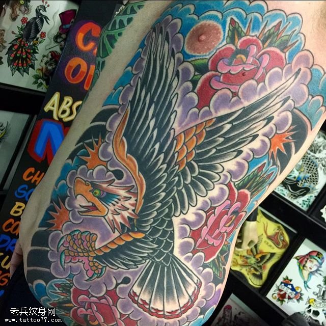 腹部水彩大老鹰纹身图案