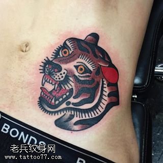 腹部黑豹纹身图案