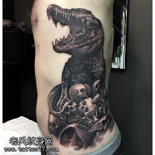 侧腹的鳄鱼纹身图案