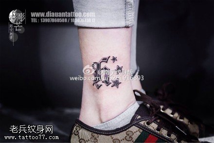 脚腕上的字母五角星纹身图案