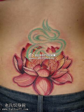腰部彩绘的莲花纹身图案