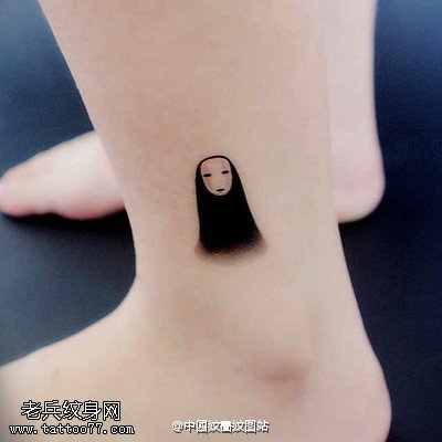 脚腕上的鬼纹身图案