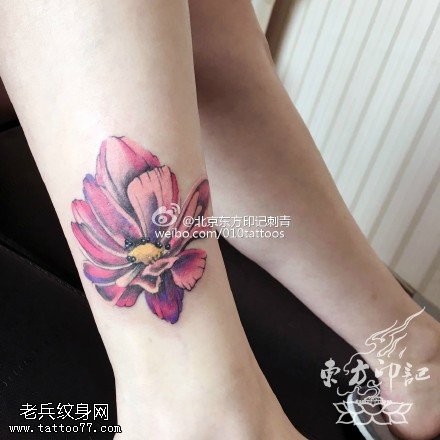 脚腕上精美的花卉纹身图案