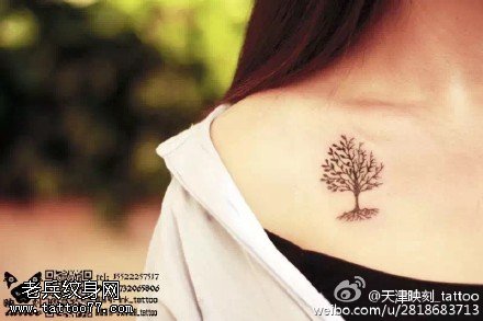锁骨处的小树纹身图案