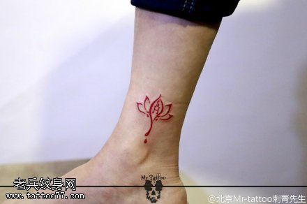 脚腕上点刺的莲花纹身图案