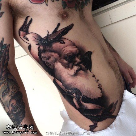 腹部的仙鹤老人纹身图案