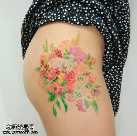 臀部清新的花卉纹身图案