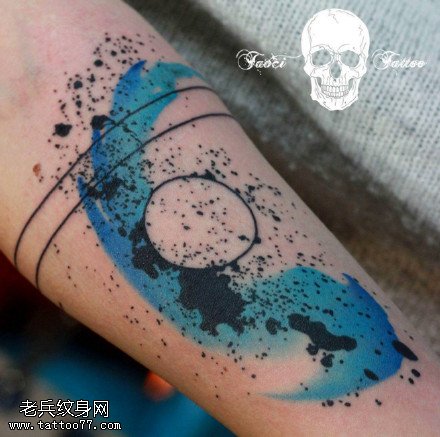 小腿上的水彩纹身图案
