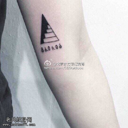 手臂的三角图形纹身图案