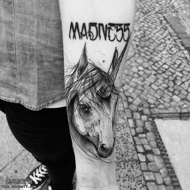 手臂线条水墨独角兽纹身图案