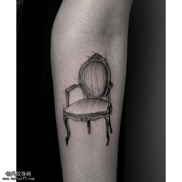 手臂线条椅子纹身图案