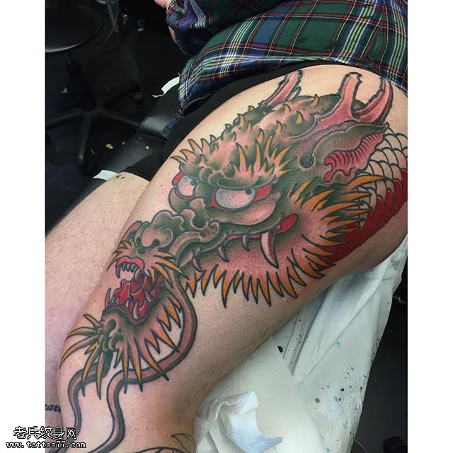 大腿彩绘龙头纹身图案