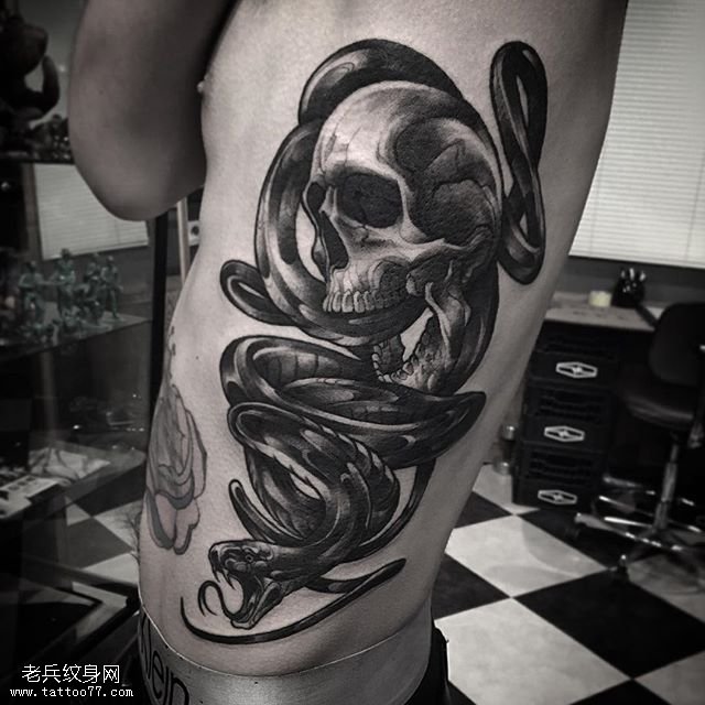侧腹蛇绕骷髅纹身图案