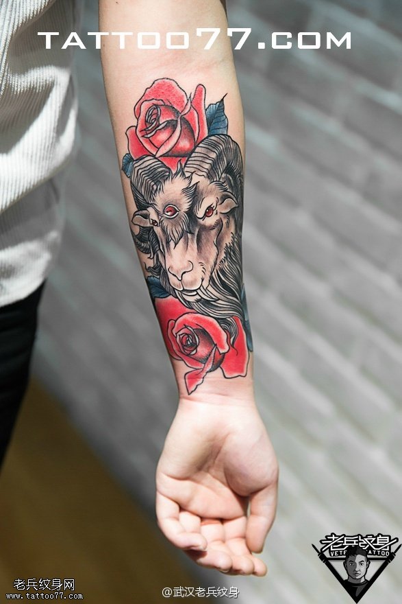 手部羊玫瑰花纹身图案作品