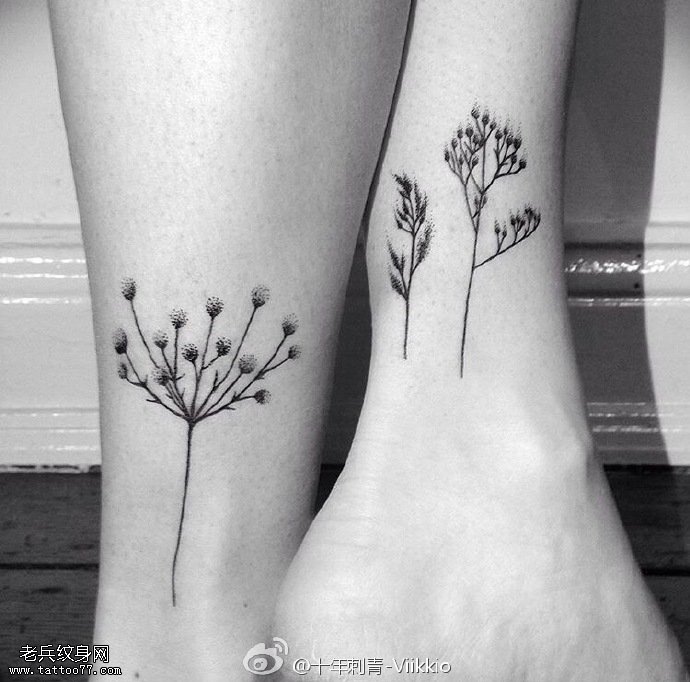 脚腕上清新的小花纹身图案