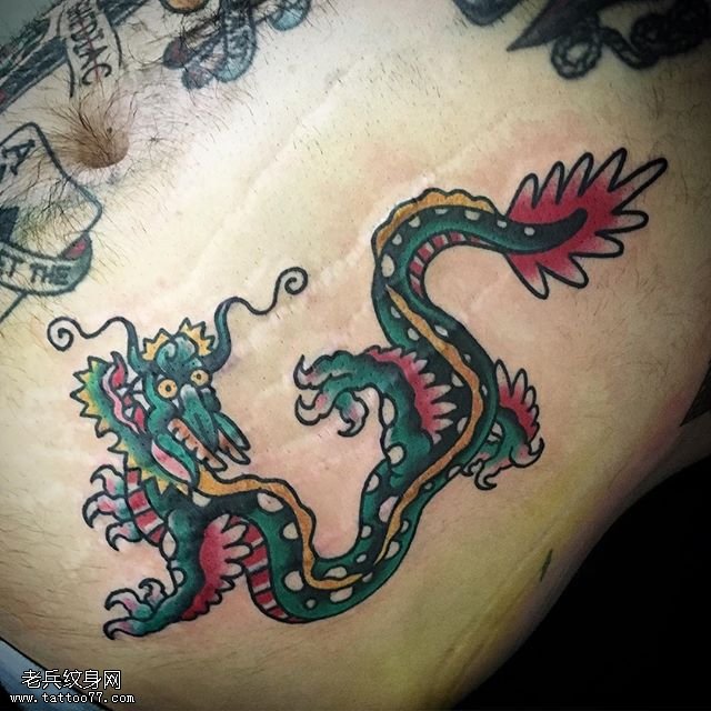 腹部的小青龙纹身图案