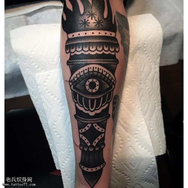 手臂上经典的火把纹身图案