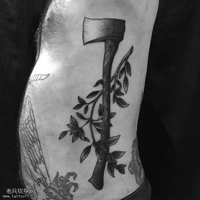 腹部的大斧头纹身图案