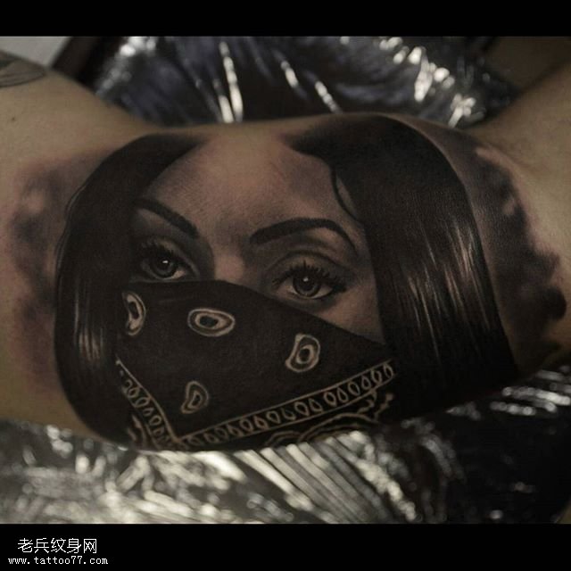 大臂上的印度姑娘纹身图案