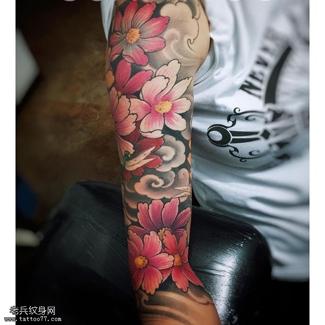 手臂写实的樱花纹身图案
