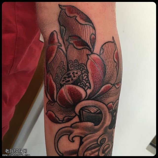 手臂的经典荷花纹身图案