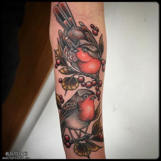 手臂的两只小鸟纹身图案