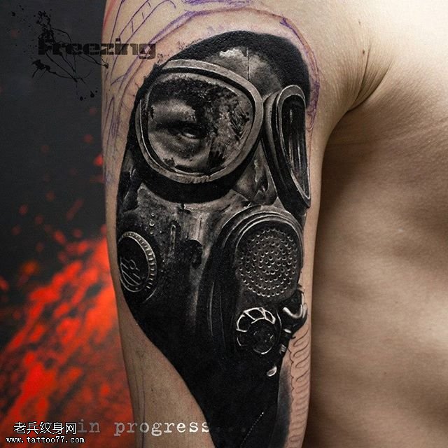 大臂上的潜水员纹身图案