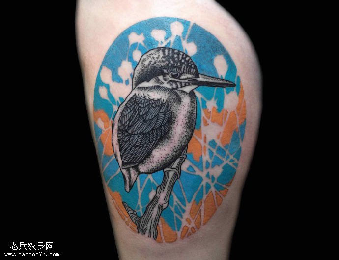 大臂上的鸟儿纹身图案