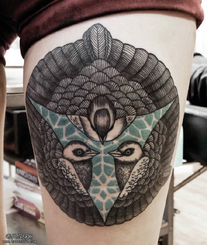 大腿的一窝鸟纹身图案