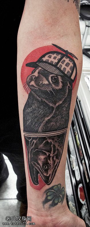 手臂双头动物纹身图案