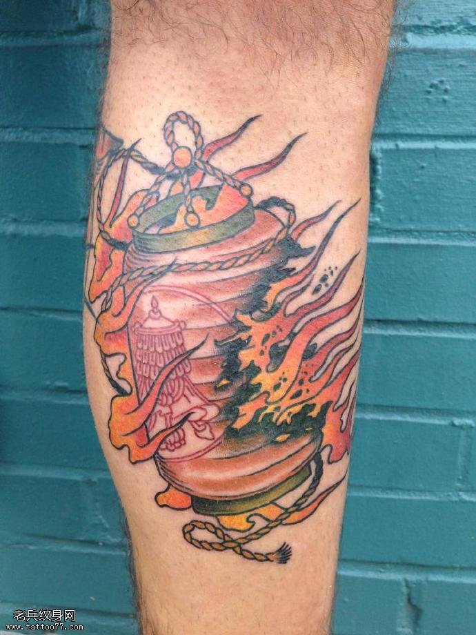腿部着火的灯笼纹身图案