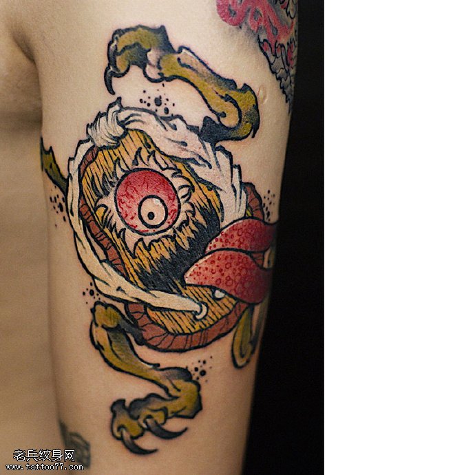大臂上的独眼金蝉纹身图案