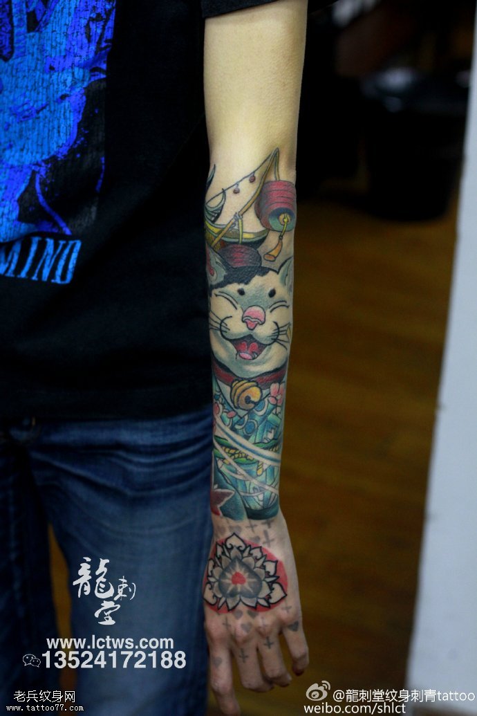 手臂的发财猫纹身图案