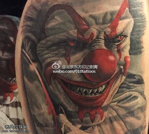 腿肚上的小丑纹身图案
