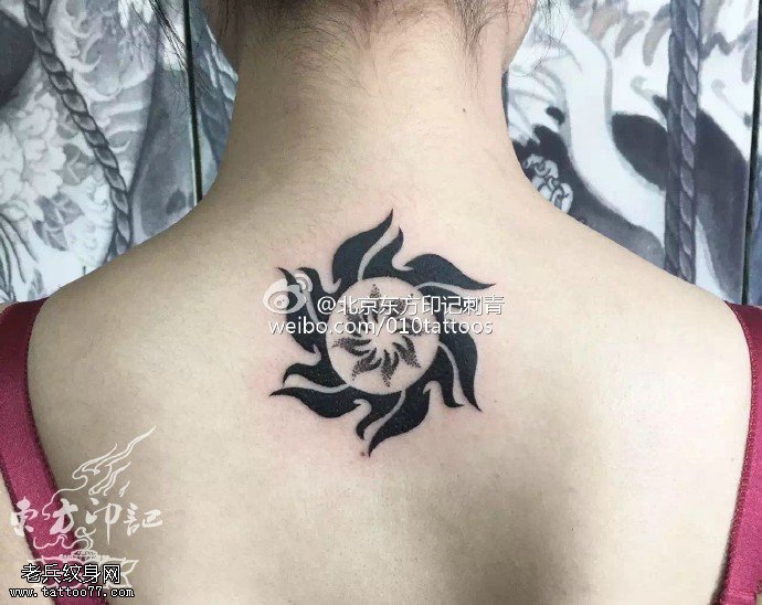背部太阳图腾纹身图案