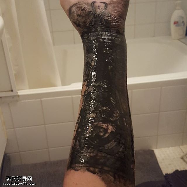 手臂泼墨纹身图案
