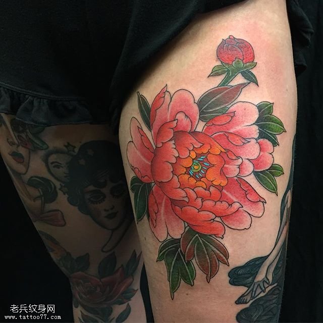 大腿的经典牡丹纹身图案