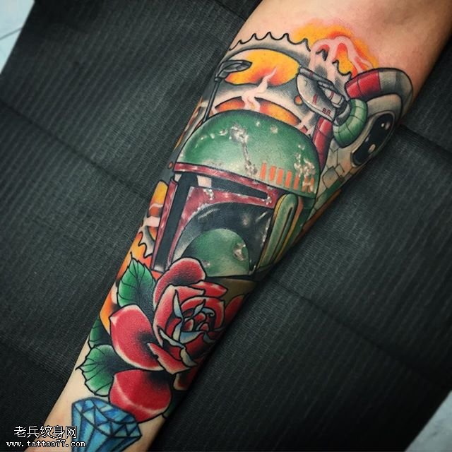 手臂头盔玫瑰纹身图案