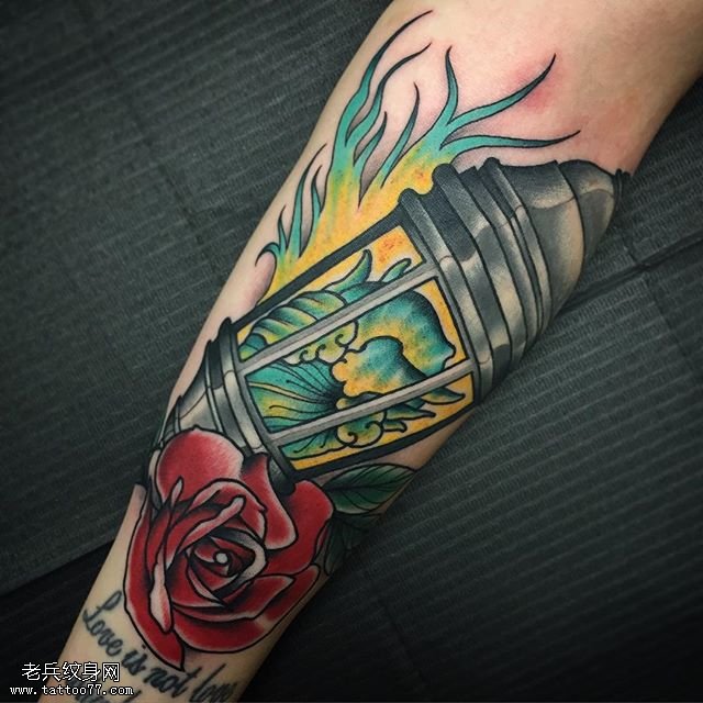 手臂灯玫瑰纹身图案