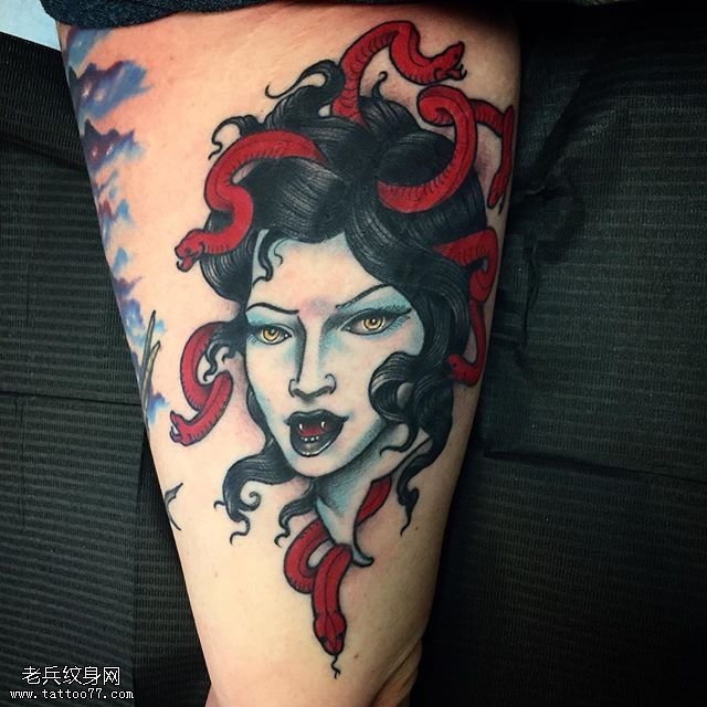 大臂上的蛇发女纹身图案
